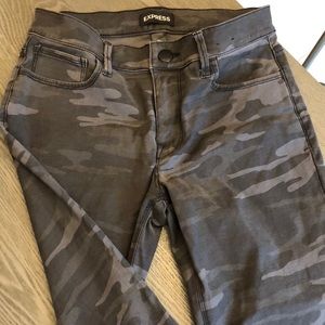 Express Black camo jean size 6